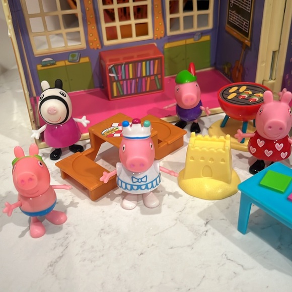 Peppa Pig School House and Accesories Lot - Picture 10 of 11